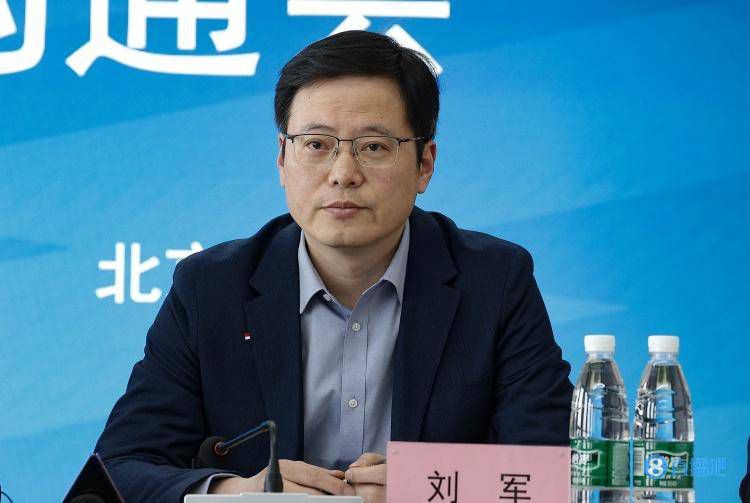 ……酒过三巡，蒋明晕晕乎乎的站起身来，说：我去趟洗手间，你们接着喝，大家都多喝一点，那茅台，那茅台千万不要剩了。